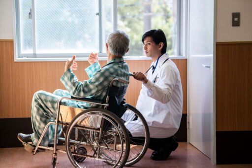 有料老人ホームに「登録制」導入の検討が進む─囲い込み対策の見直しも