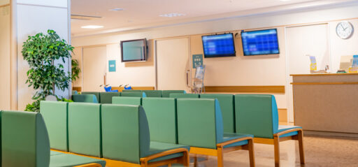 創業者一族から勤務医へ承継後、経営経験不足により経営が不安定化