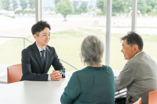 後継者への事業承継が難しく、家族経営による人員不足に悩んでいた